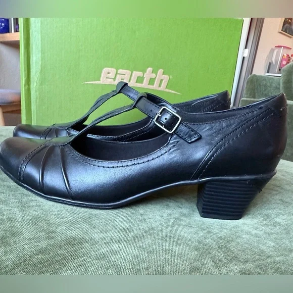 Earth Women's Black Leather Cutout Pumps. - Picture 4 of 6